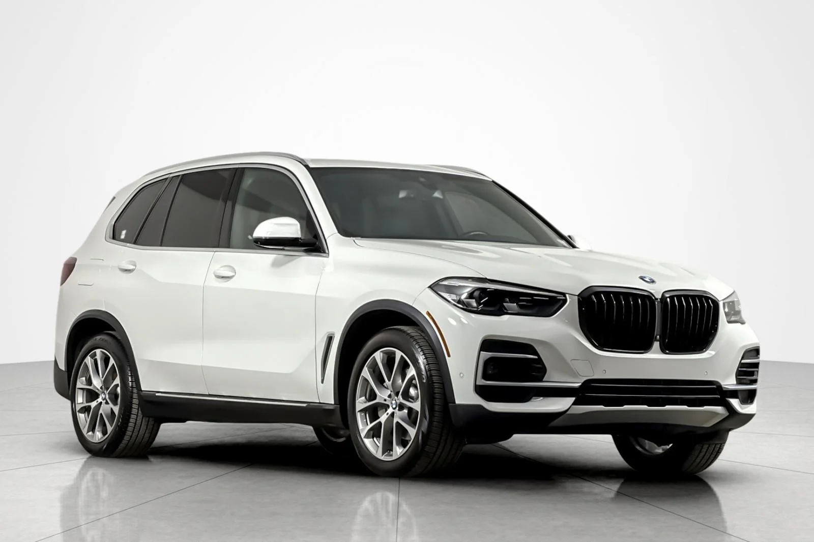 Used 2023 Alpine White BMW sDrive40i Sports Activity Vehicle image 7