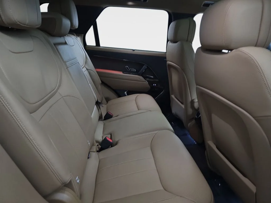 Used 2024  Land Rover SE image 13