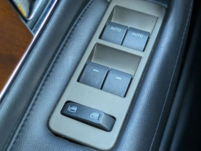 Used 2014 Gray Lincoln Base image 25