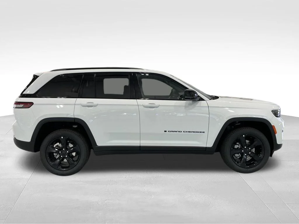 New 2025 Bright White Clear-Coat Exterior Paint Jeep Limited image 3