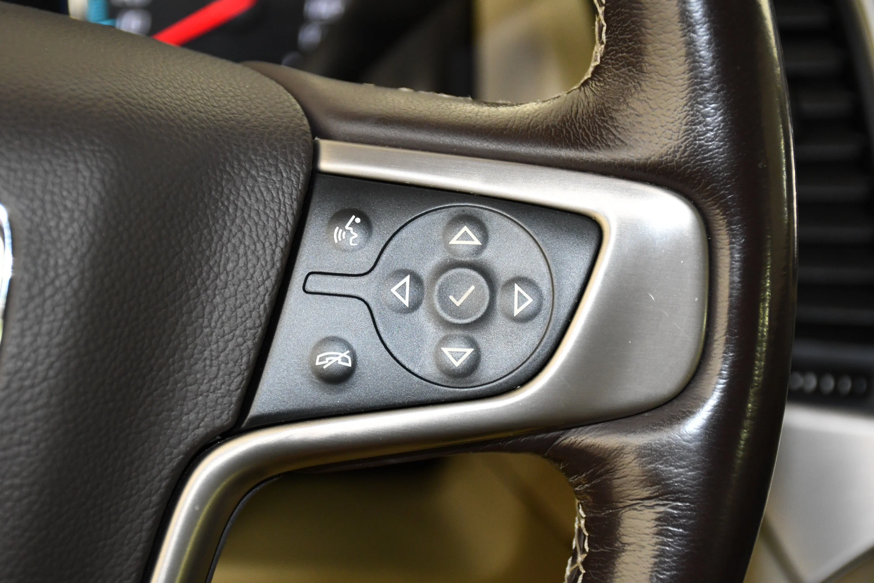 Used 2018 Onyx Black GMC Denali image 23