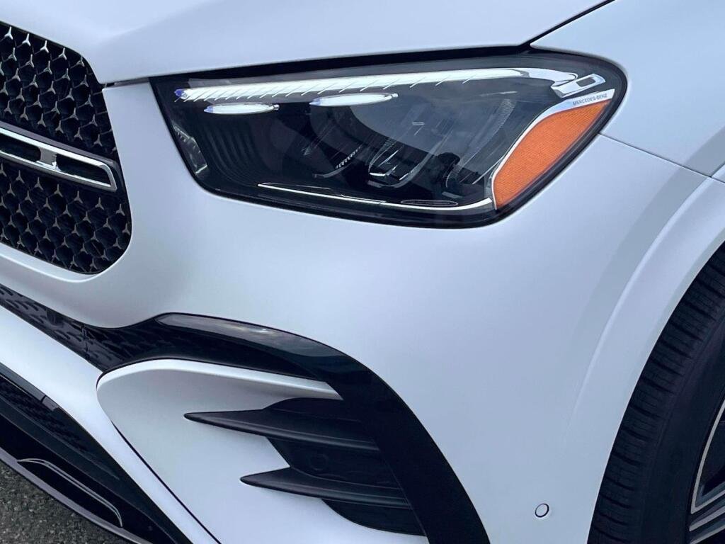 New 2026 MANUFAKTUR Moonlight White Metallic Mercedes-Benz GLE 450 image 13