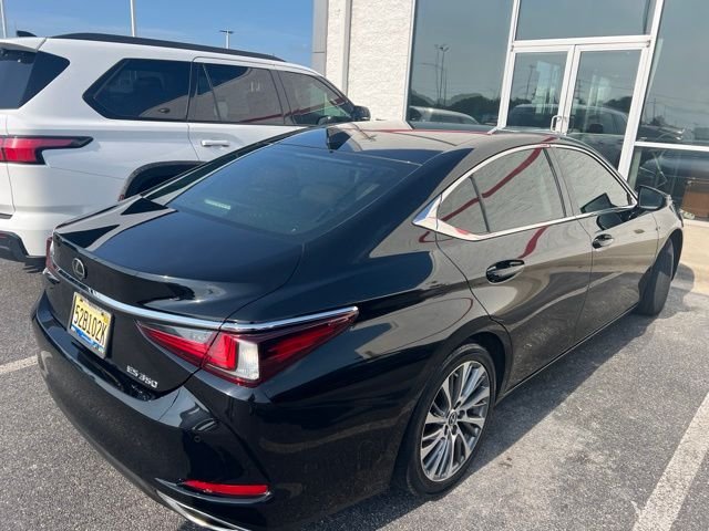 Used 2019  Lexus  image 2