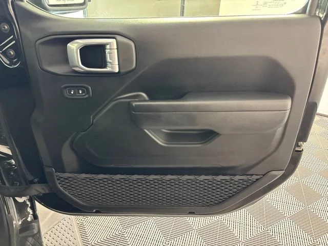 Used 2022 Black Jeep Altitude image 31