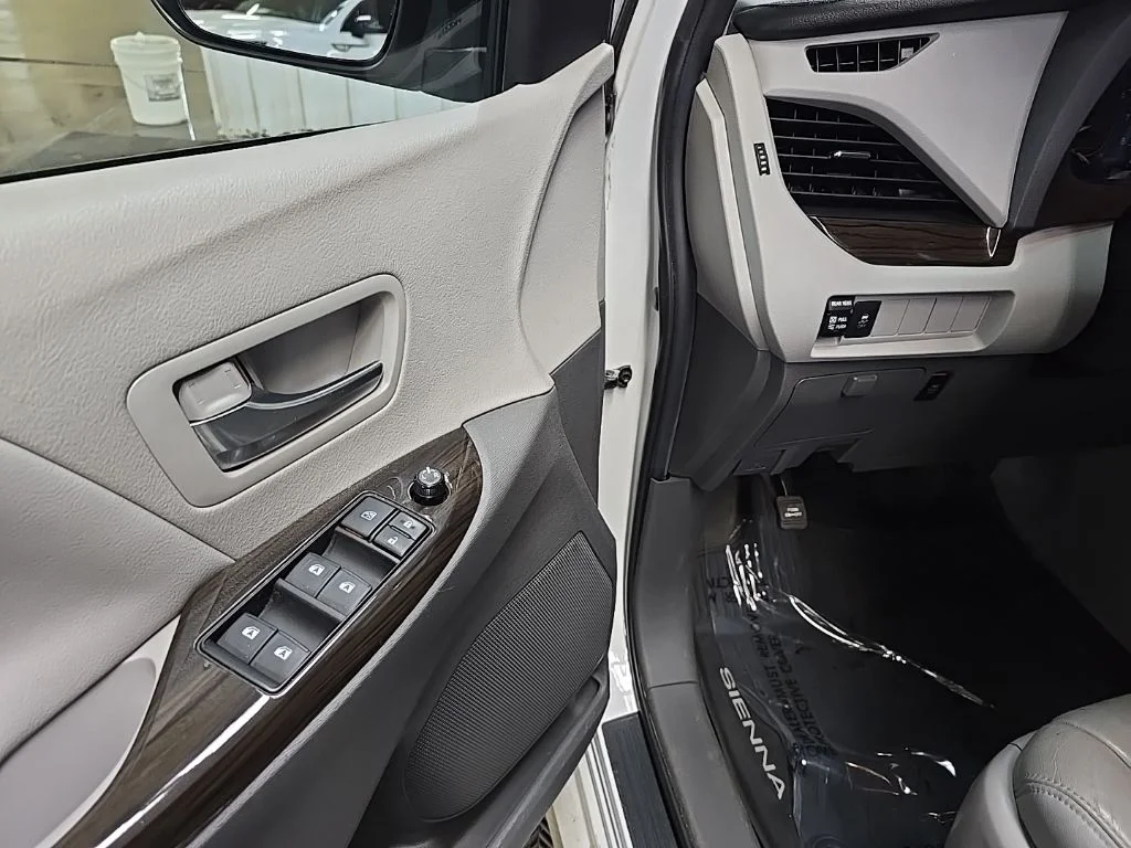 Used 2020 White Toyota XLE image 28