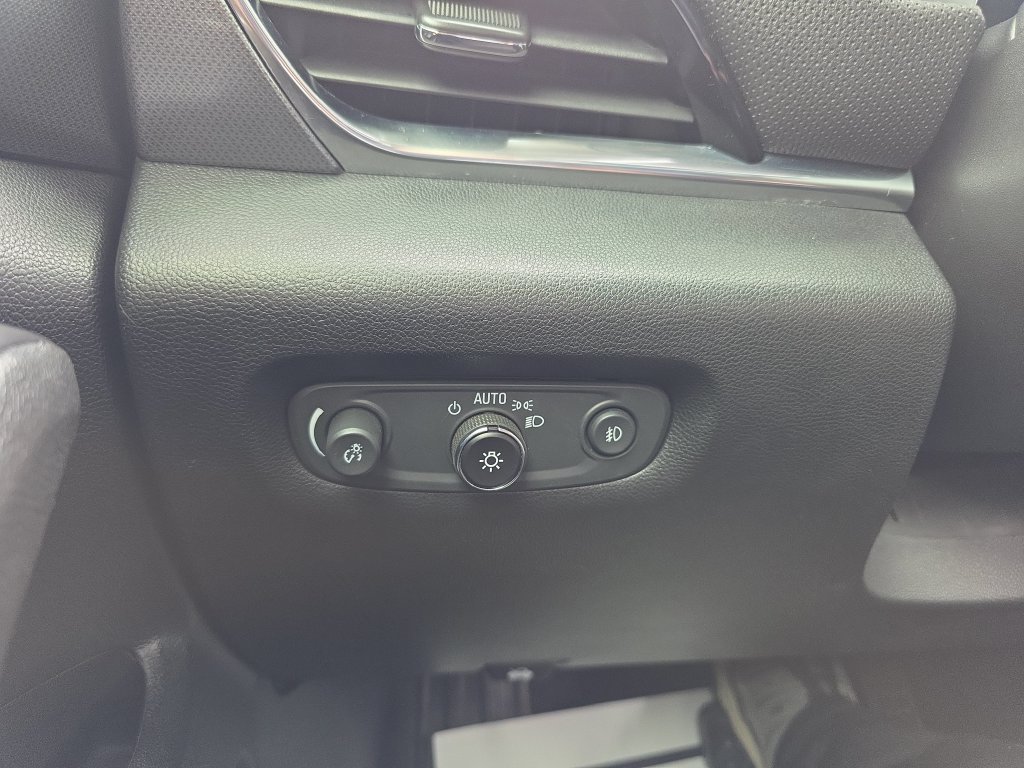Used 2020 White Chevrolet Premier image 22
