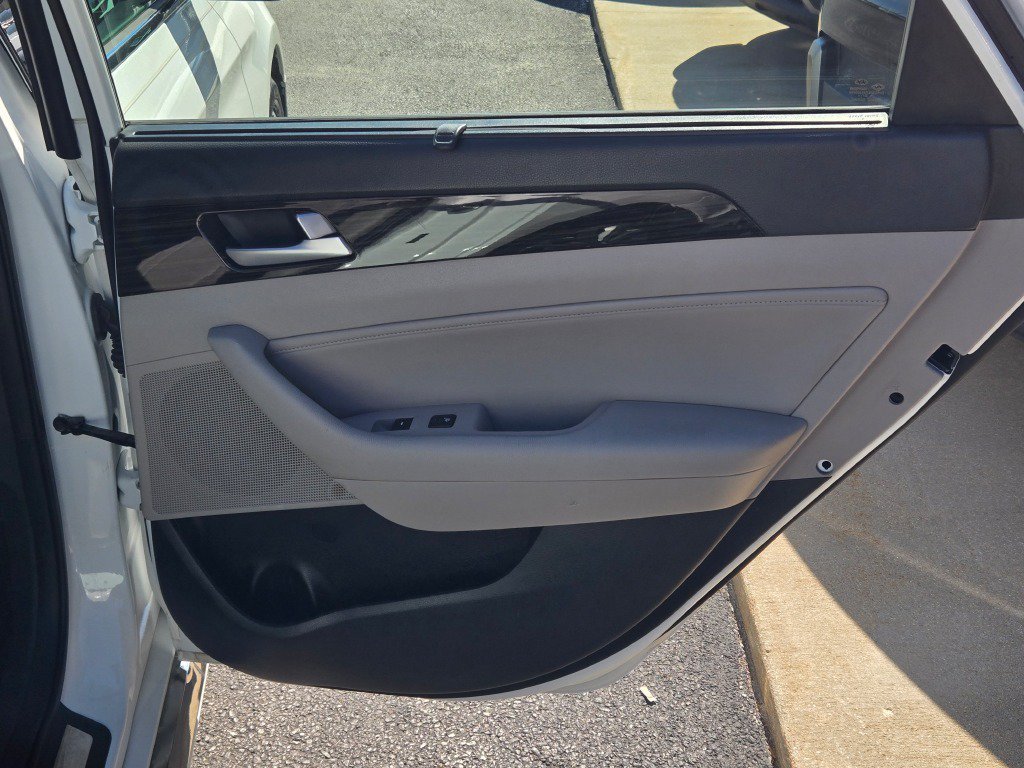 Used 2016 Quartz White Pearl Hyundai Limited image 8