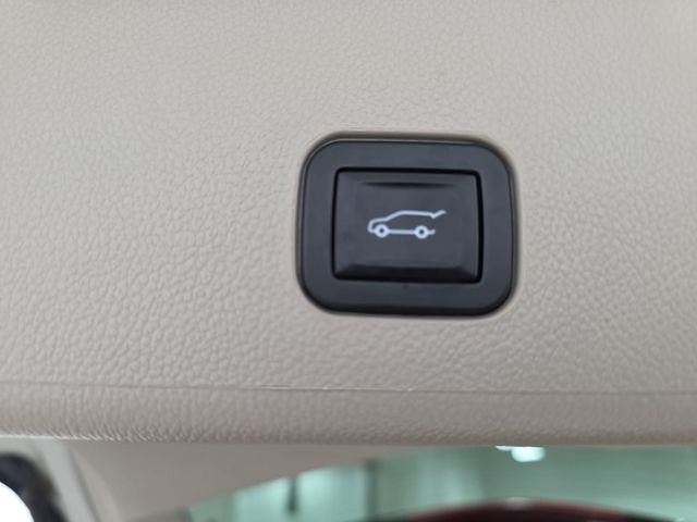 Used 2014 Silver Cadillac Luxury image 33