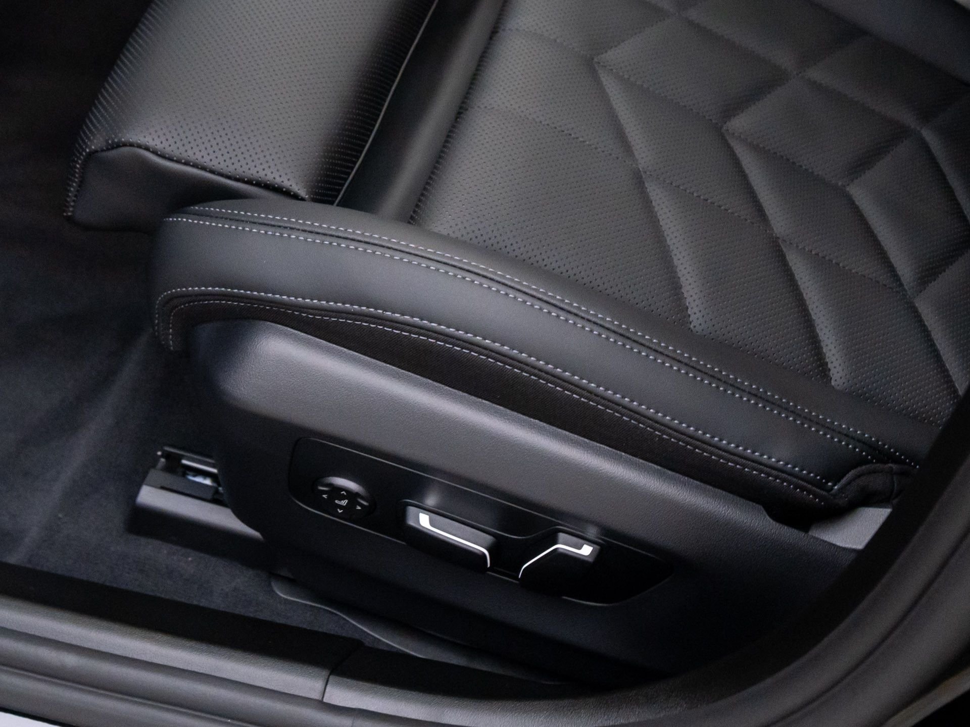 New 2026 Black Sapphire Metallic BMW 530i xDrive image 16