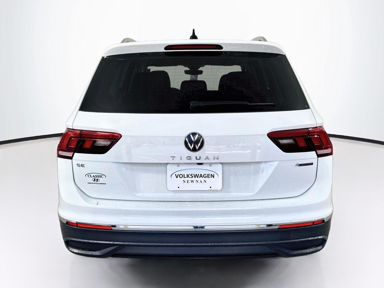 Used 2024 Pyrite Silver Metallic Volkswagen SE image 5