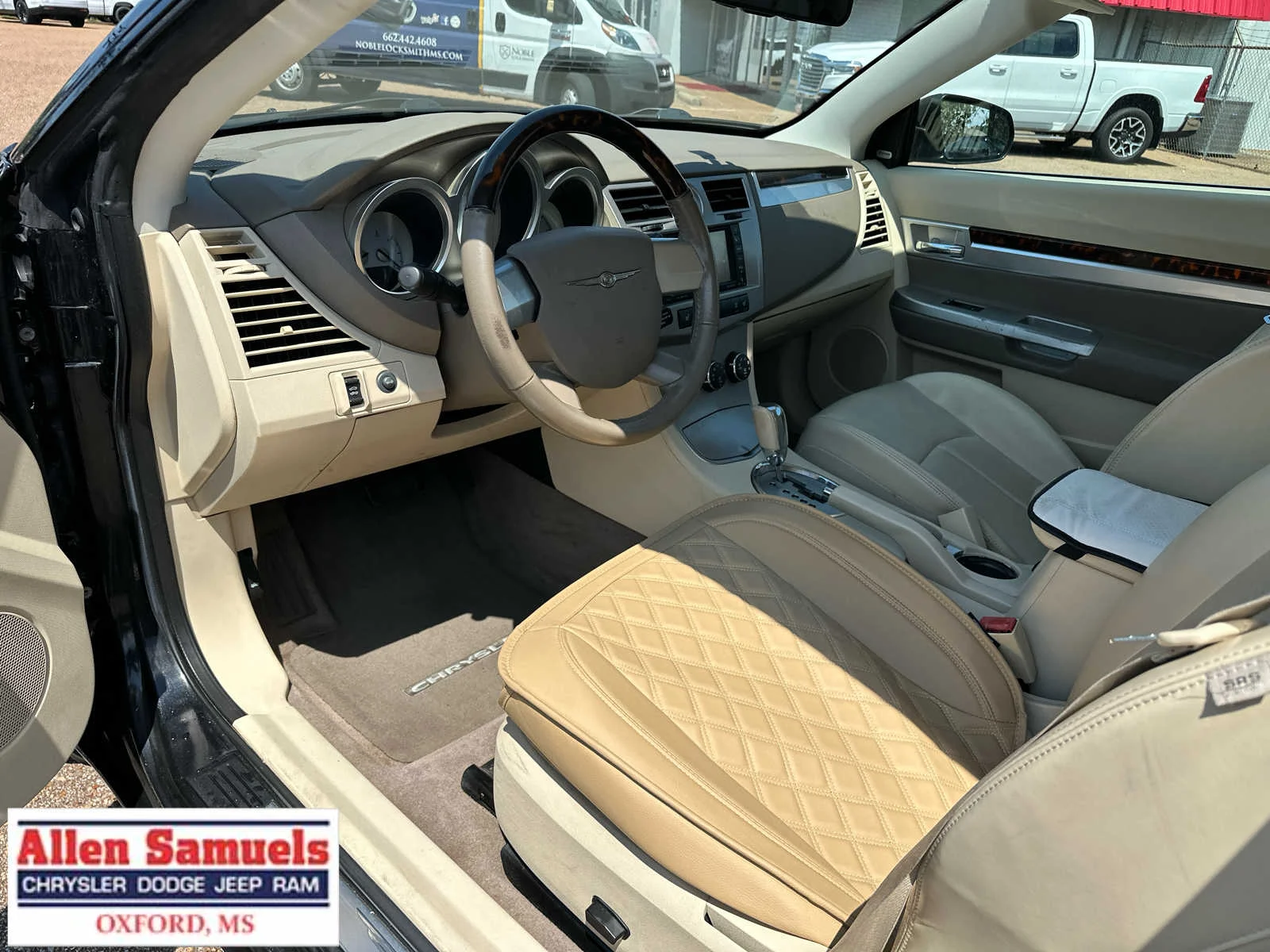 Used 2009 Brilliant Black Pearl Chrysler Limited image 10