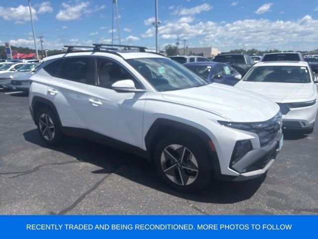 Used 2025 White Hyundai SEL Convenience image 1