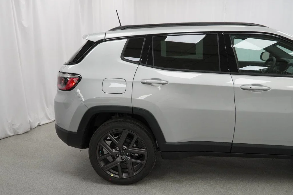 New 2026 Silver Zynith Metallic Clear-Coat Exterior Paint Jeep Latitude image 9