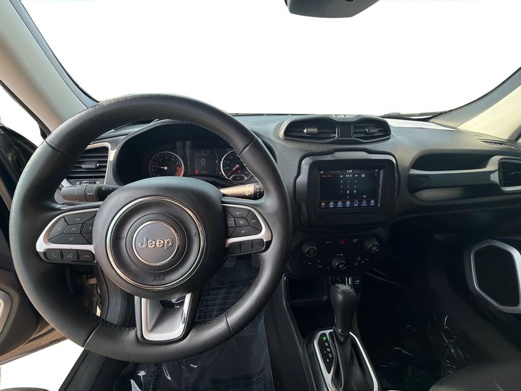 Used 2018 Granite Crystal Metallic Clearcoat Jeep Latitude image 21