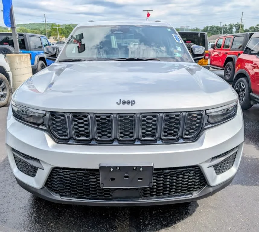 Used 2025 Silver Zynith Jeep Altitude X image 2