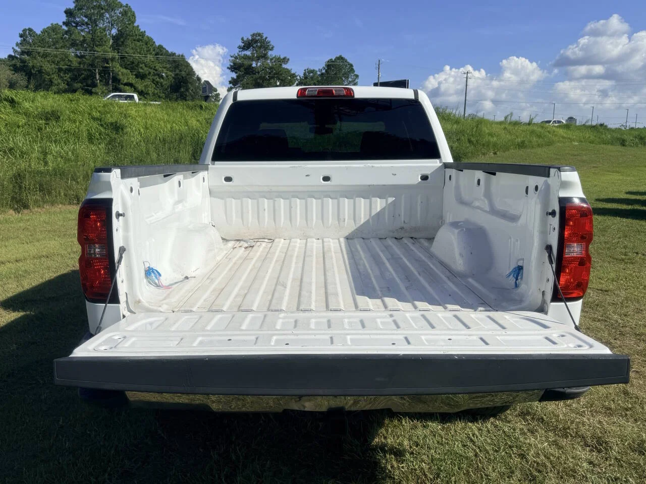 Used 2017 White Chevrolet LT 4x4 4dr Crew Cab 5.8 ft. SB image 5