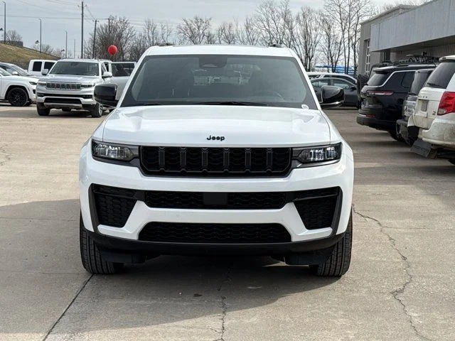New 2026 Bright White Clear-Coat Exterior Paint Jeep Altitude image 11