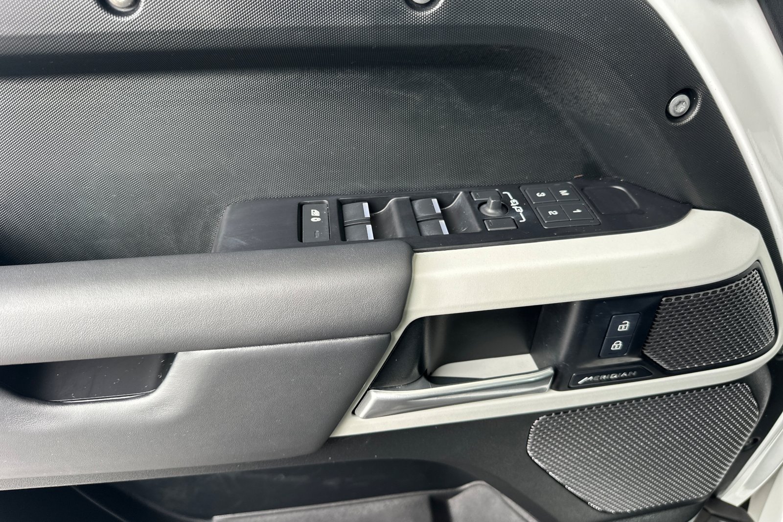 Used 2024 Fuji White Land Rover X-Dynamic SE image 10