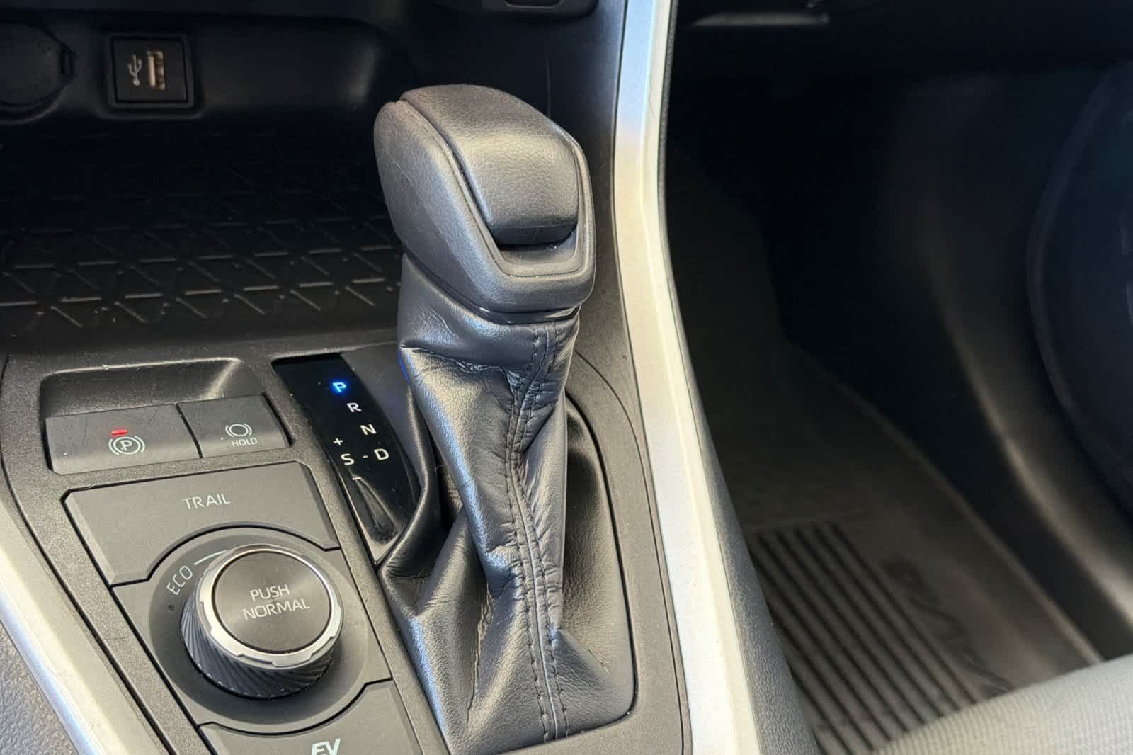 Used 2024 Ice Cap Toyota Hybrid XLE image 23