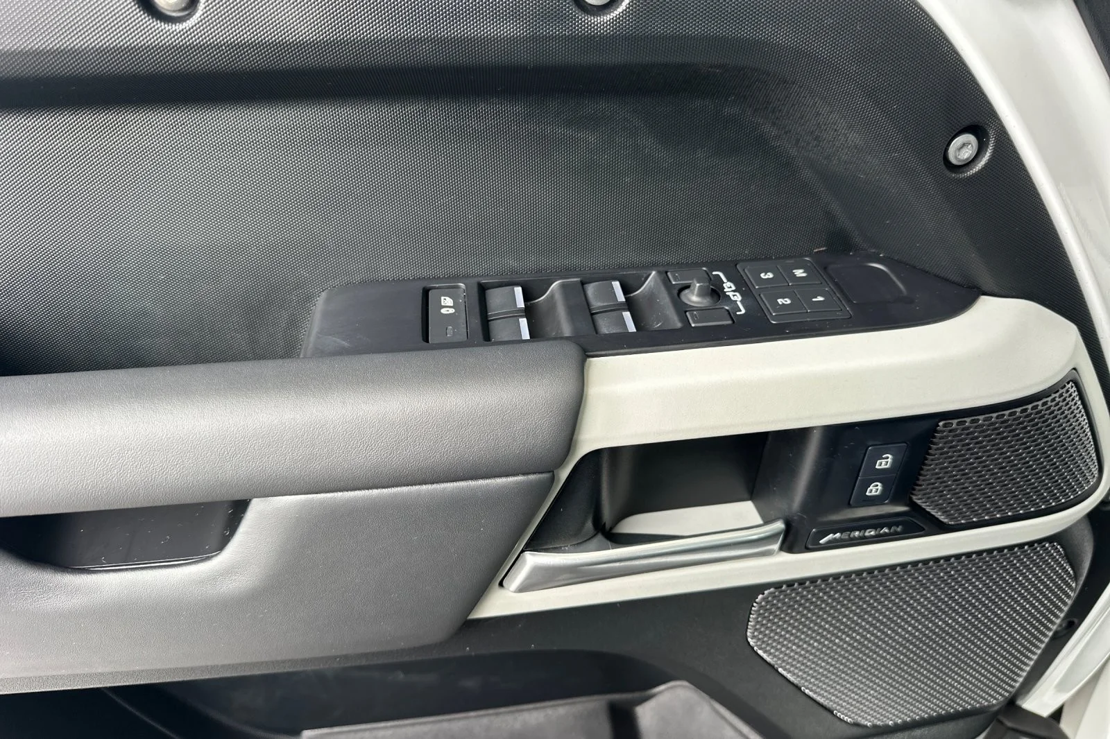 Used 2024 Fuji White Land Rover X-Dynamic SE image 10