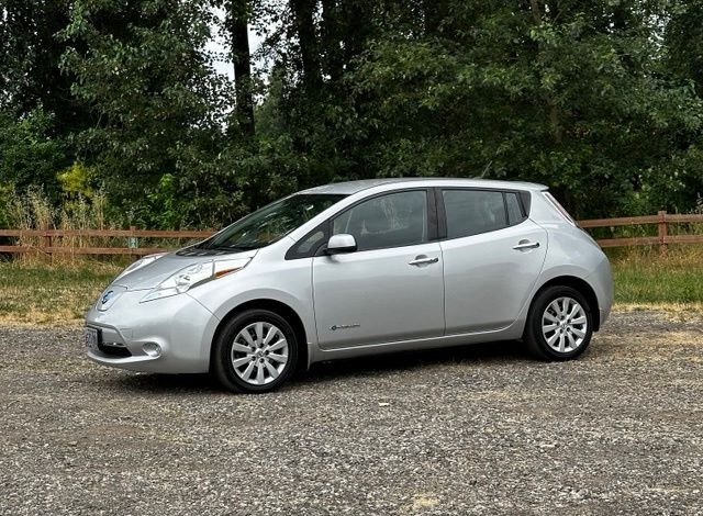 Used 2017 Brilliant Silver Nissan S image 5