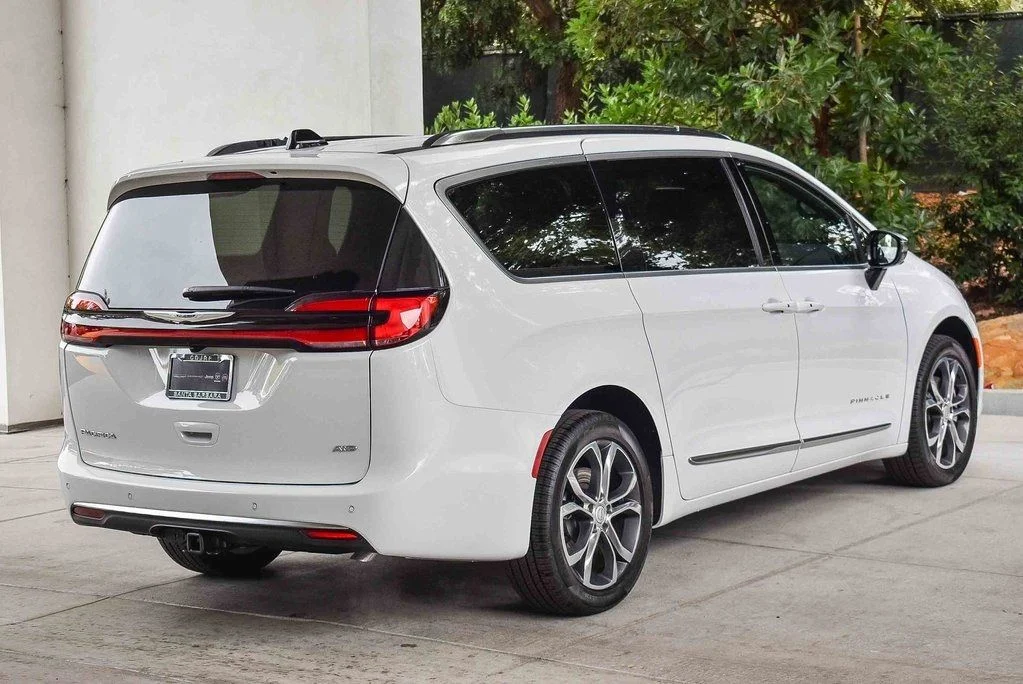 New 2026 Bright White Clear-Coat Exterior Paint Chrysler Pinnacle image 6