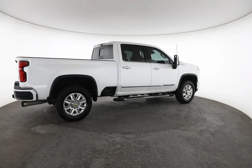Certified Used 2025 Iridescent Pearl Tricoat Chevrolet High Country image 13