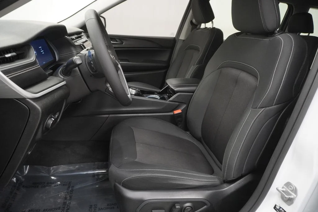 Used 2023 White/off-white Jeep Laredo image 16