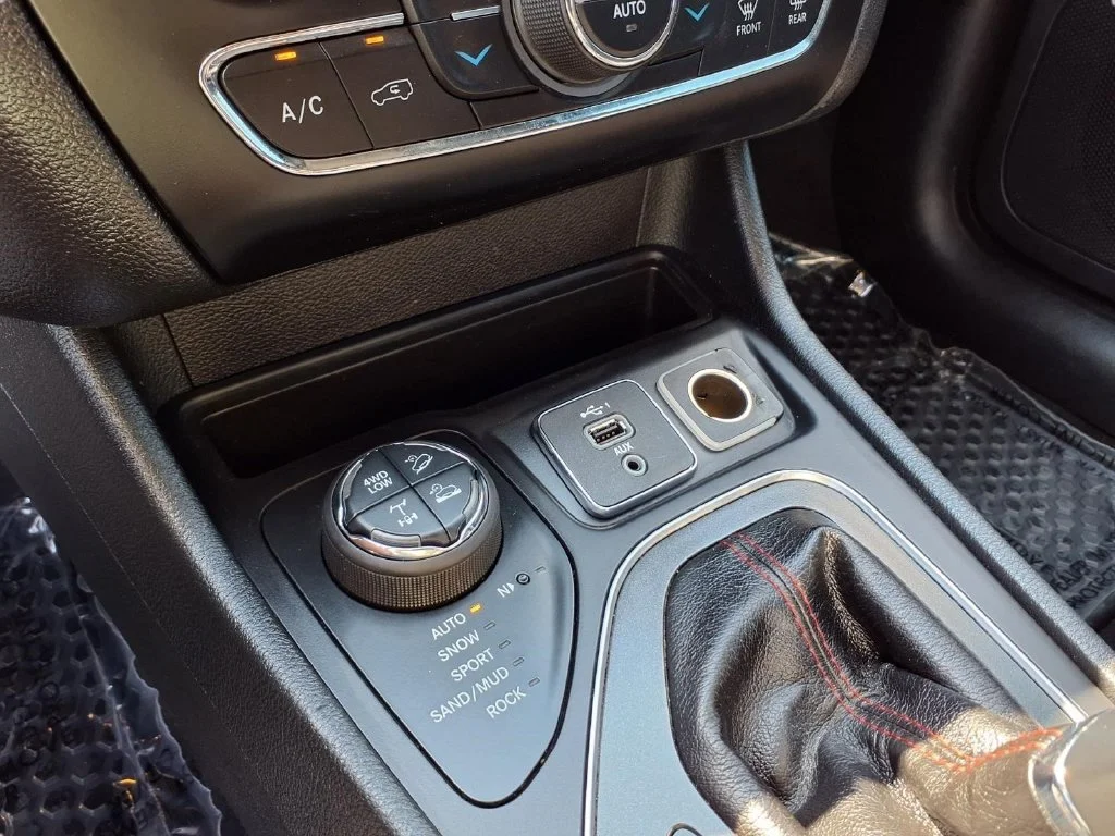 Used 2019 Silver Jeep Trailhawk image 10