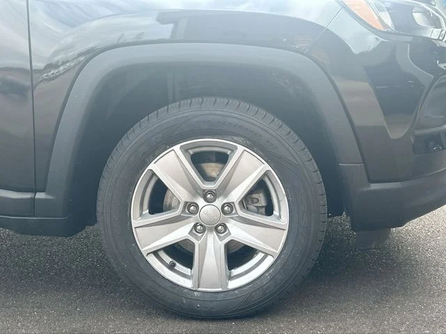 Used 2022 Black Jeep Latitude image 12