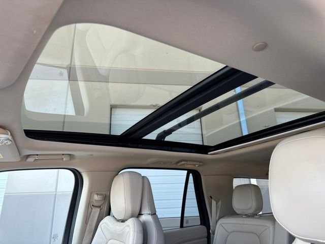 Used 2021 White Lincoln Reserve image 11