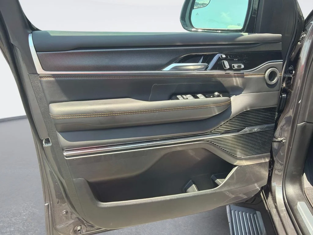 New 2026 Baltic-Gray Metallic Clear-Coat Exterior Paint Jeep Summit image 18