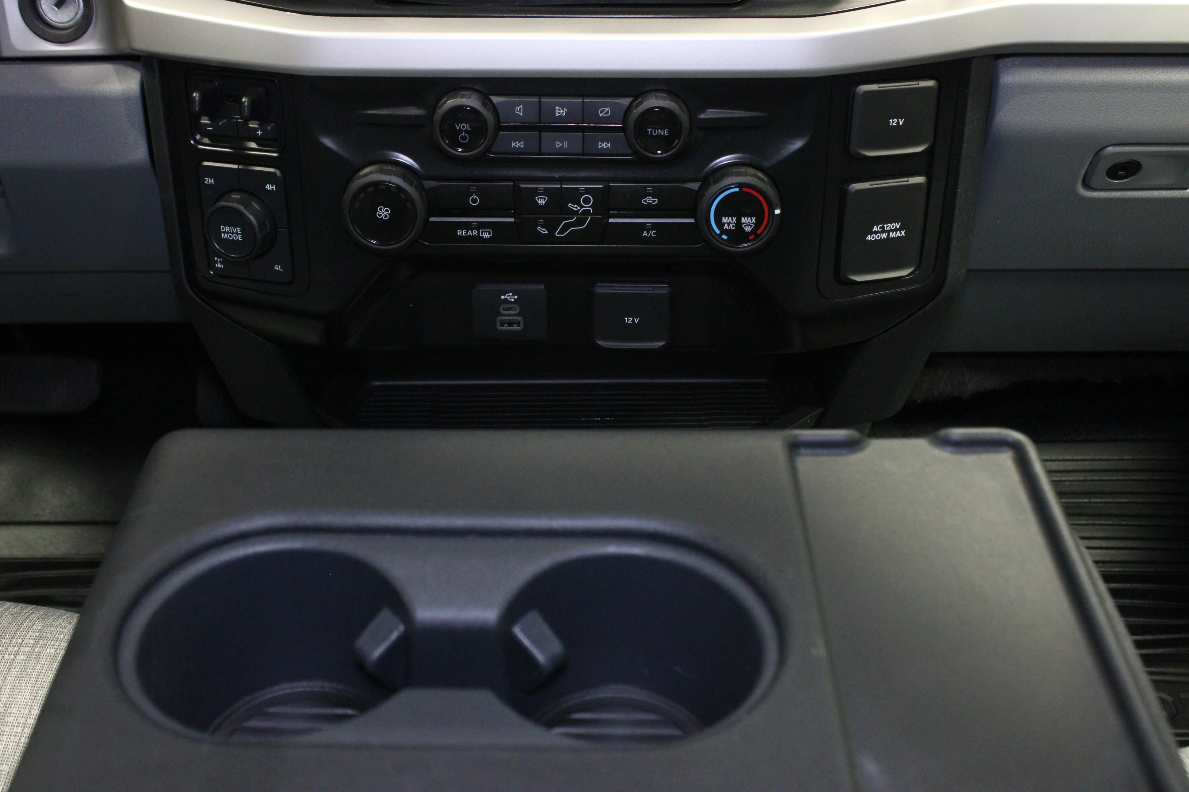 Used 2024 Oxford White Clearcoat Ford XLT image 21