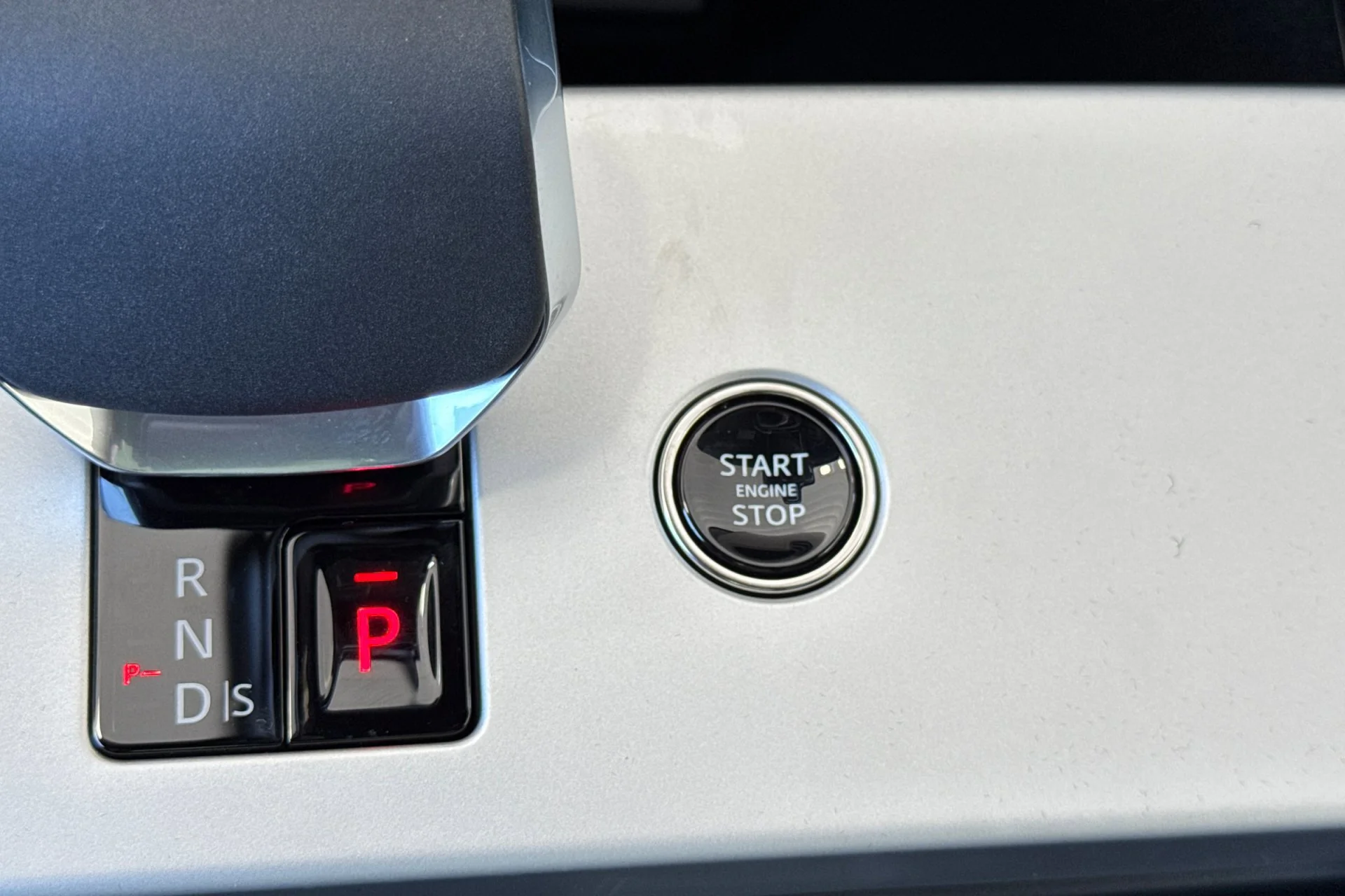 New 2026 SANTORINI BLACK Land Rover SE image 25