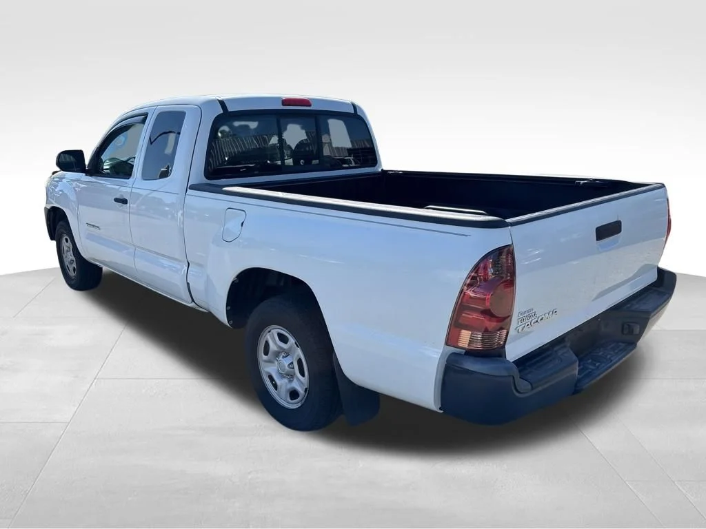 Used 2013 White Toyota Base image 3