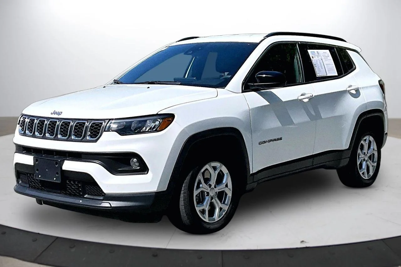 Used 2024 White/off-white Jeep Latitude image 4