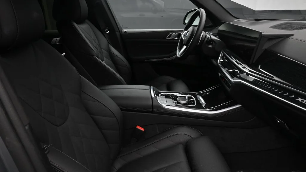Used 2026 Skyscraper Grey Metallic BMW sDrive40i image 2