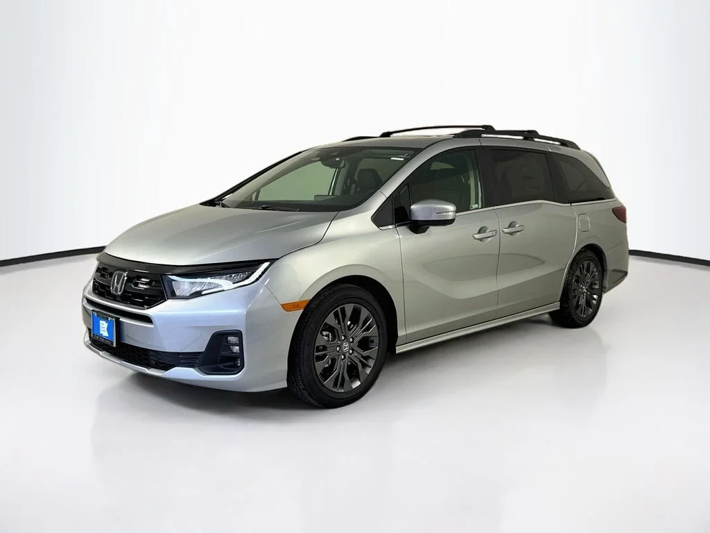 New 2026 Solar Silver Metallic Honda Touring image 4