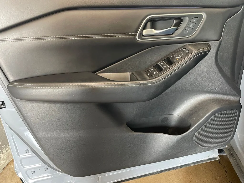 Used 2024 Gray Nissan Platinum image 9