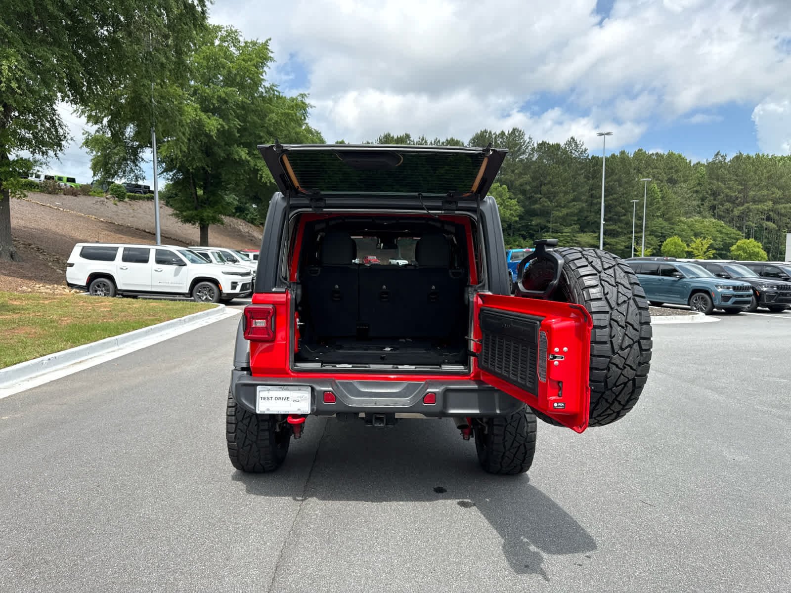 Used 2024 Firecracker Red Clearcoat Jeep Rubicon image 27