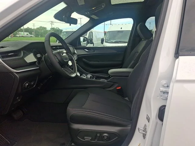 New 2027 White/off-white Jeep Laredo X image 12
