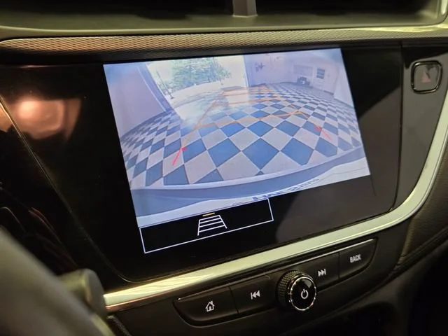 Used 2021 WHITE FROST TRICOAT Buick Select image 17