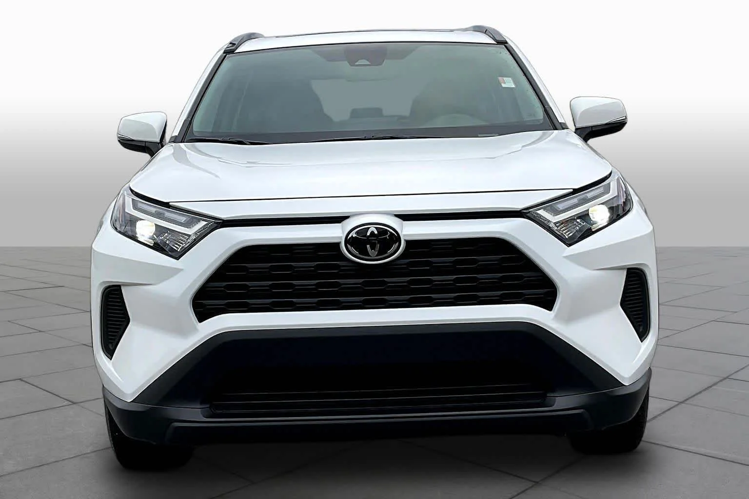 Used 2025 Ice Cap Toyota XLE image 4