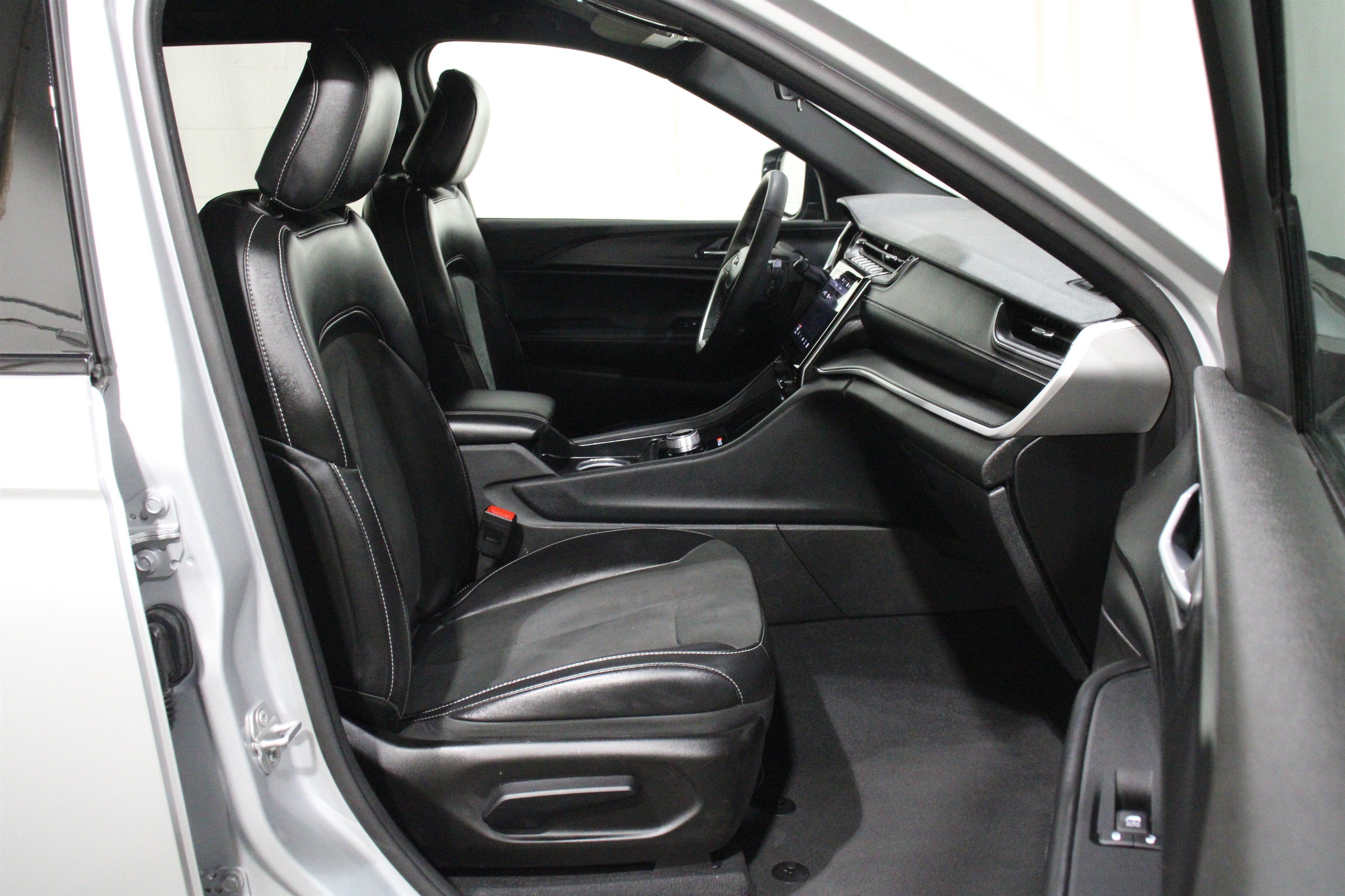 Used 2025 Silver Zynith Jeep Altitude image 28