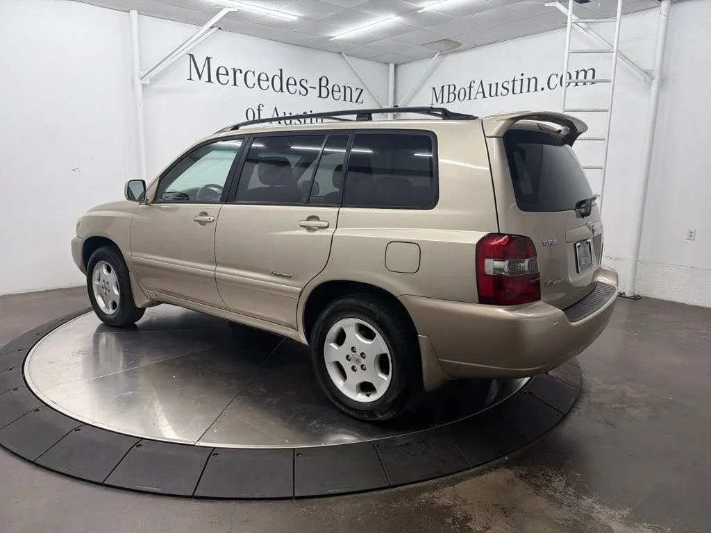 Used 2006 Gold Toyota Limited image 5