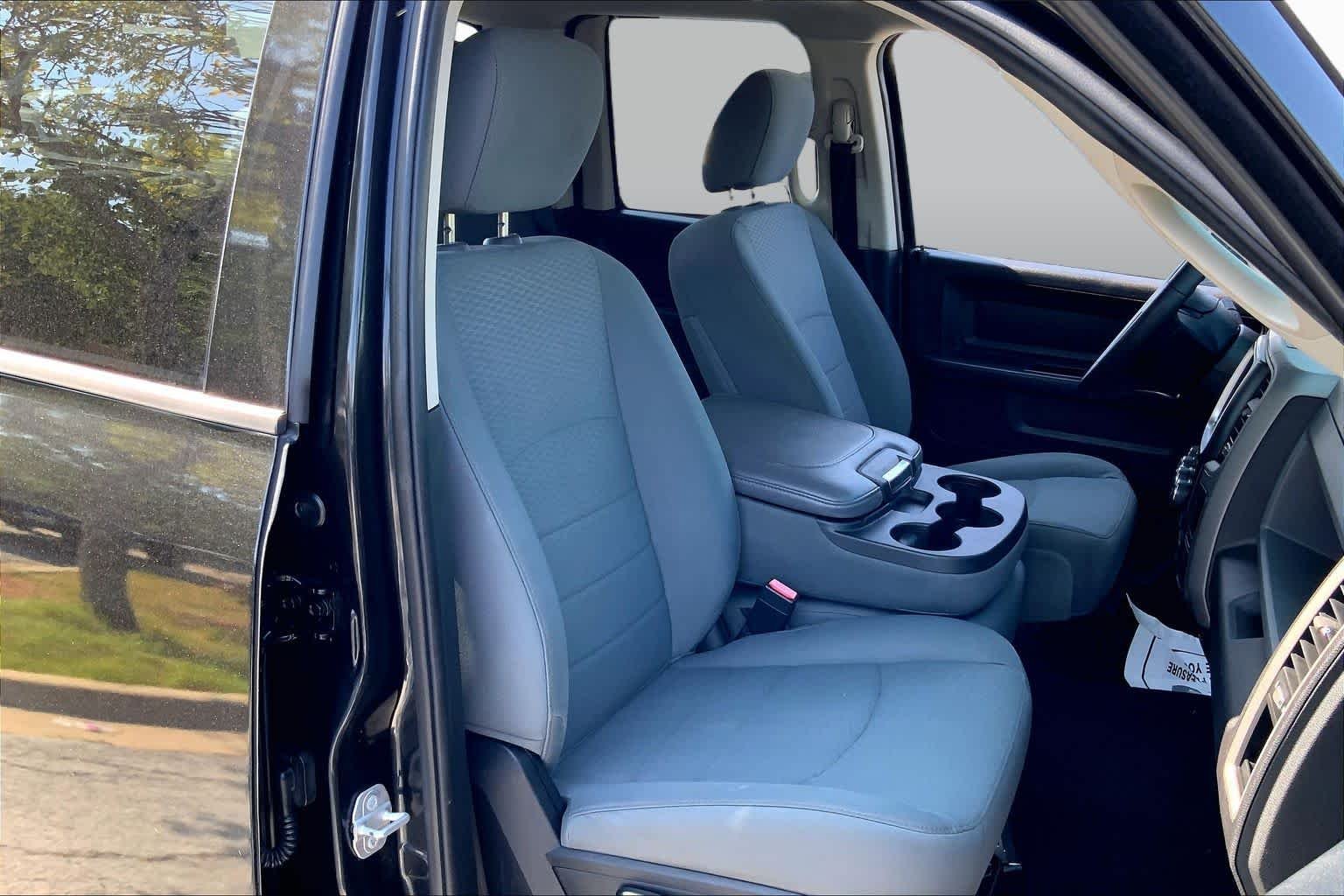 Used 2016 Brilliant Black Crystal Pearlcoat Ram Tradesman image 9