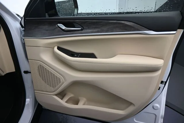 New 2026 Bright White Clear-Coat Exterior Paint Jeep Limited image 20