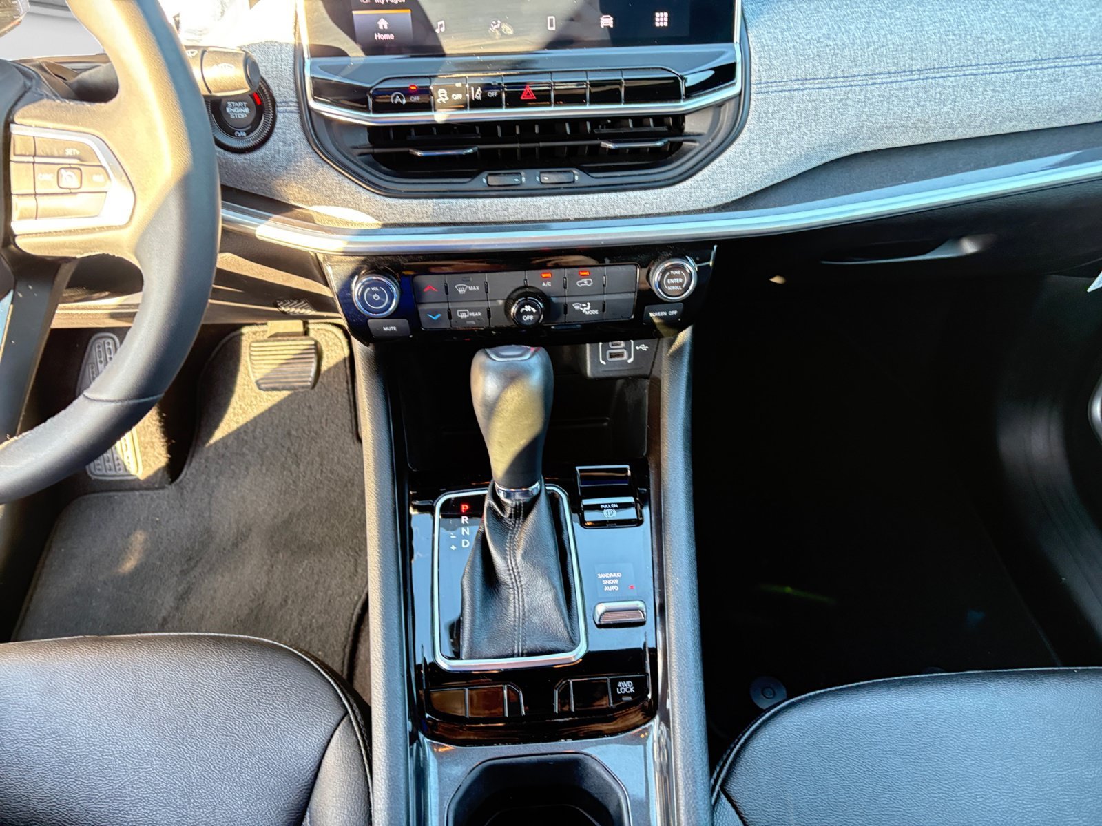 Used 2024 Hydro Blue Pearlcoat Jeep Latitude image 18