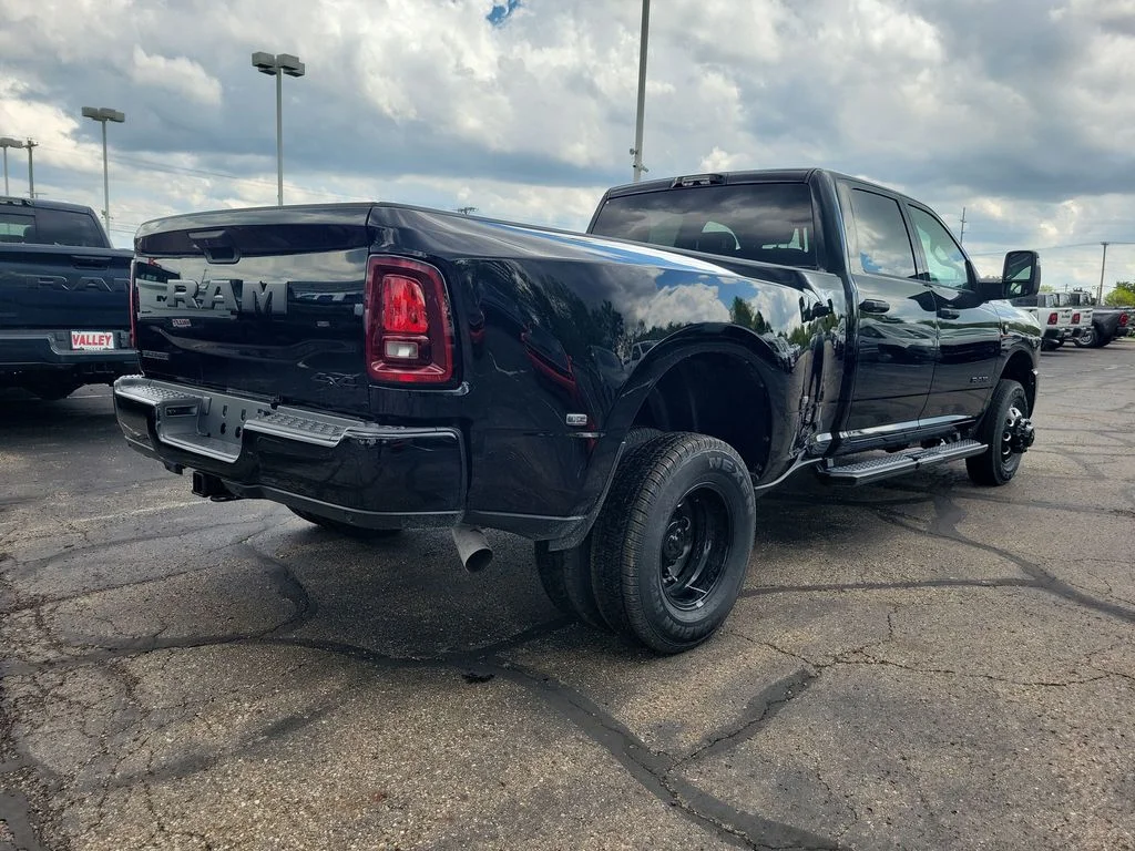 New 2026 Diamond Black Crystal Pearl-Coat Exterior Paint RAM Big Horn image 6