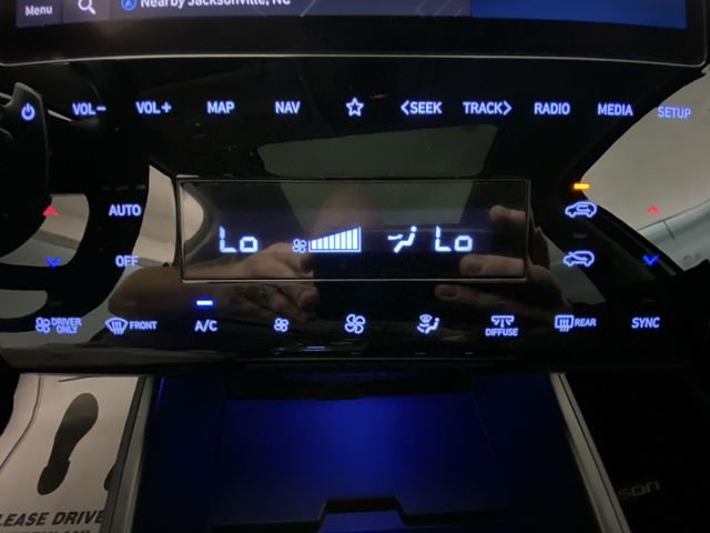 Used 2023 White Hyundai SEL Convenience image 19